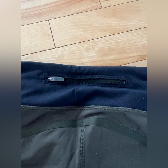 Lululemon crop leggings size 6 - Picture 3 of 4